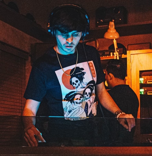 Frank Salassi es un DJ y productor emergente con un enfoque ecléctico en House, Techno y sus vertientes.